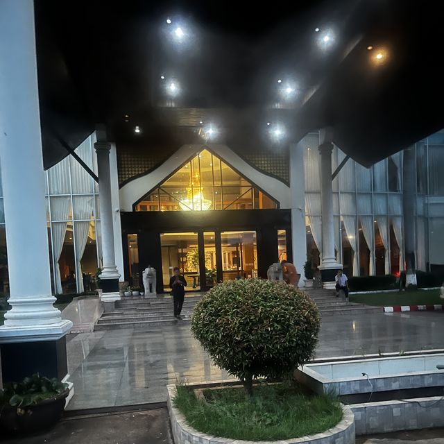 โรงแรมเอราวัณ ริเวอร์ จำปาสัก