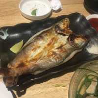 台北島厝居酒屋，一夜干、烤魚下巴、烤肉串，卡通風格的店面，讓你感受日本風情