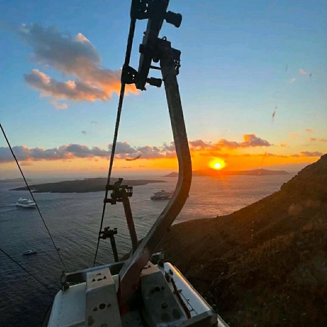 EXPERIENCING THE GONDOLA LIFT IN FIRA!