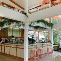 ร้านคาเฟ่สไตล์ในสวนกลางใจเมือง - ขมิ้น