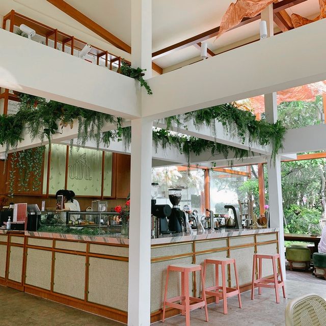 ร้านคาเฟ่สไตล์ในสวนกลางใจเมือง - ขมิ้น