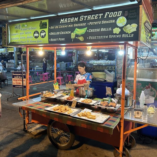 หาของกินที่ตลาดประตูเชียงใหม่
