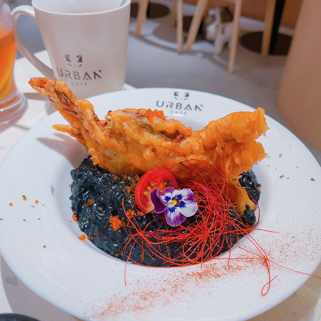 收工約埋閨蜜去貓貓cafe，忙咗成個星期終於可以唞吓，坐低食嘢傾吓偈，又可以玩貓貓，治癒感一流！