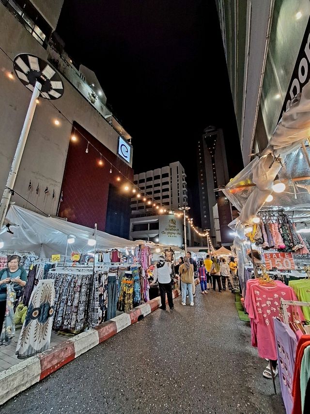 🦞 Exploring Lee Gardens Night Market!