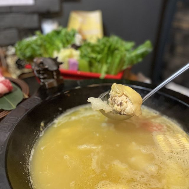 真材實料嘅花膠雞湯底 必試蟹黃餃
