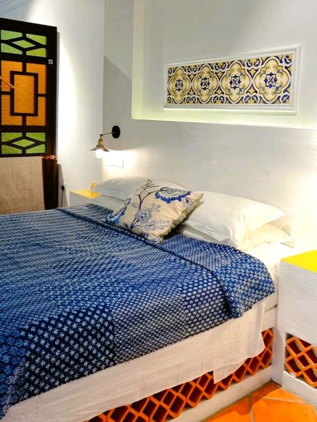 COLORFUL MANSION ROOM AT JAWI PERANAKAN