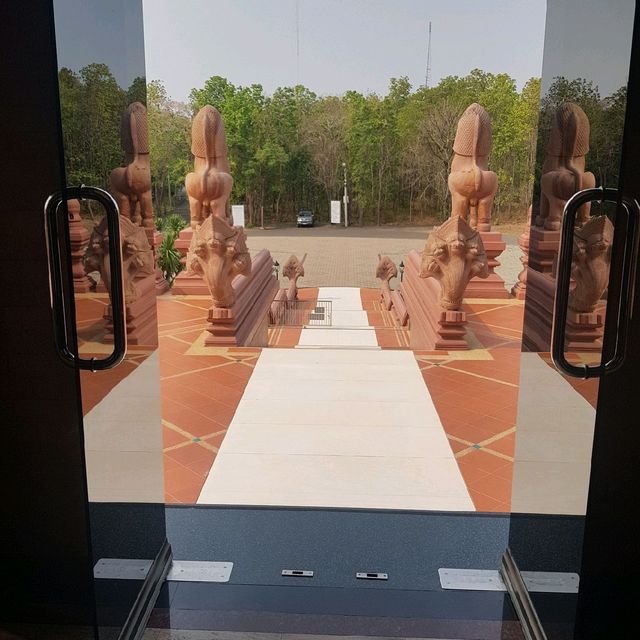 กราบพระบรมธาตุ เสริมมงคล  วัดป่าเขาน้อย จ.บุรีรัมย์
