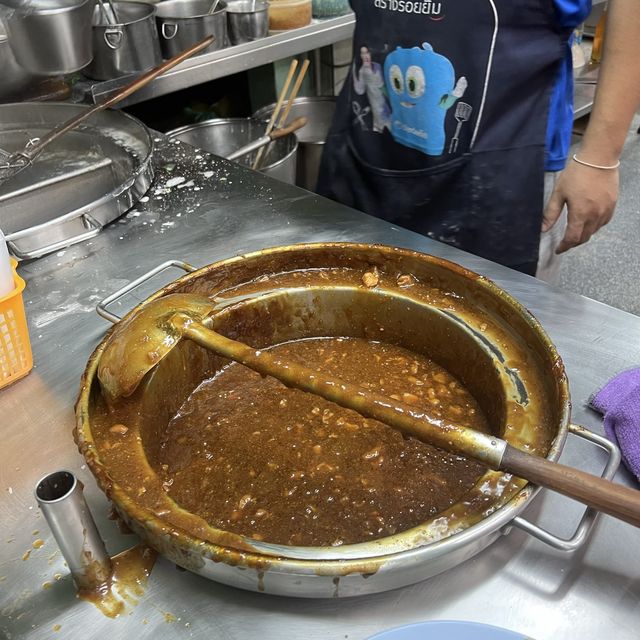 ข้าวหน้าไก่ห้าแยก ร้านเก่าแก่ คงความอร่อยยาวนาน