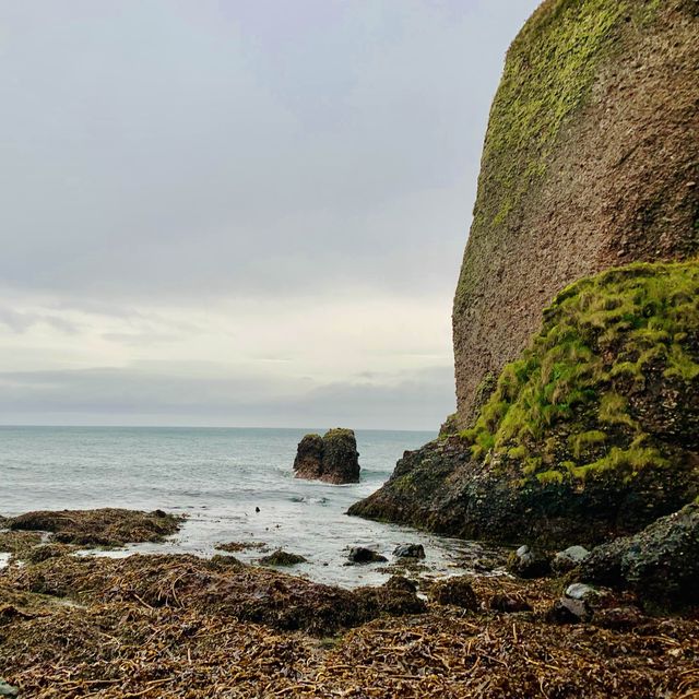 💚🧡 Cave & Beach - Quaint Cushendun Caves 🏝️