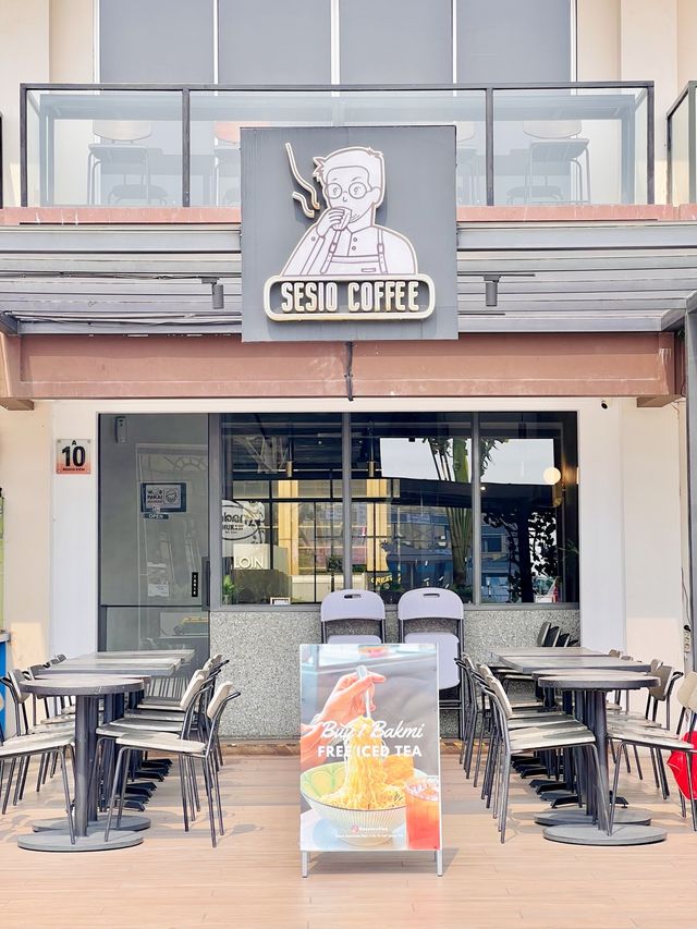 The 🌍’s First Over-Water Retail & Dining🛍️