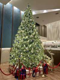 예쁜 오너먼트와 대형트리의 조화가 대박인 마리아나베이 서울 호텔로비🎄💛