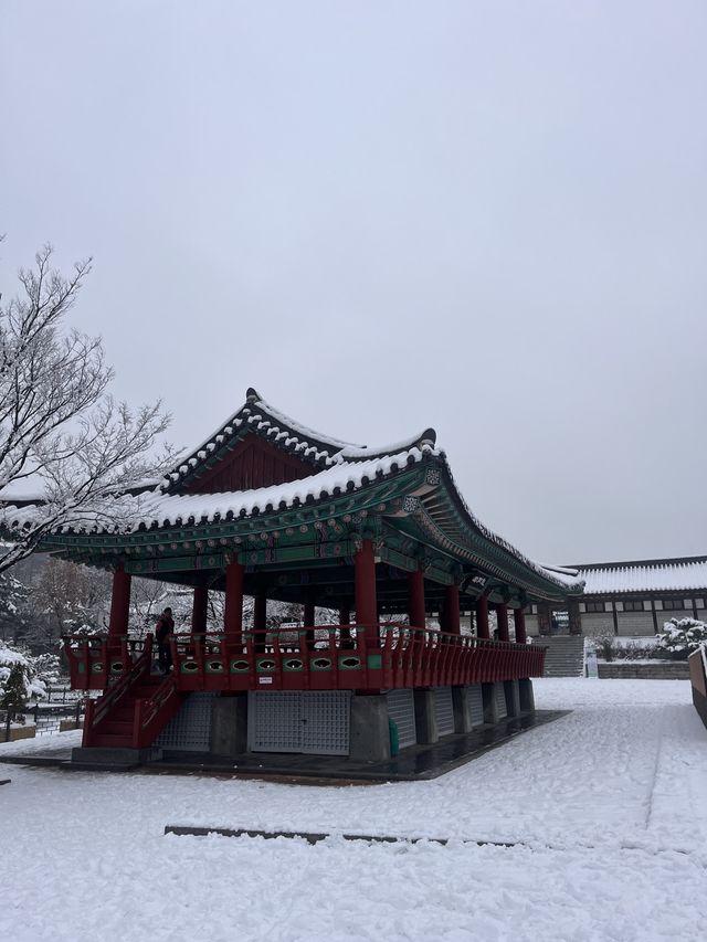 눈에 뒤덮인 한옥 마을이 서울에 있다고!?❄️
