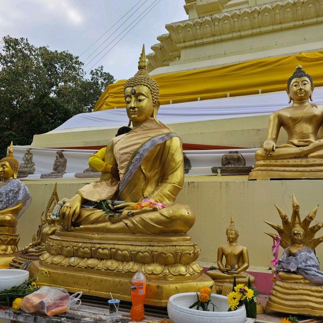 ห่มผ้าพระพุทธรูป ณ พระธาตุพังพวน จ.หนองคาย