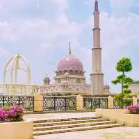 【マレーシア🇲🇾/おとぎ話に出てきそうな可愛らしいピンク色のモスク🕌✨】