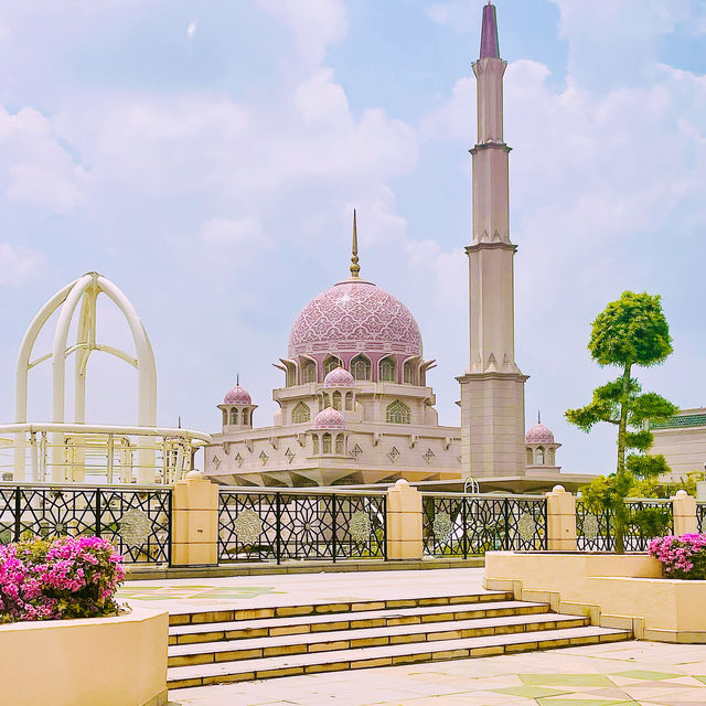【マレーシア🇲🇾/おとぎ話に出てきそうな可愛らしいピンク色のモスク🕌✨】