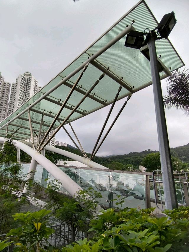 【南區海濱長廊】是一條既輕鬆又有靚靚避風塘景包圍住的小徑