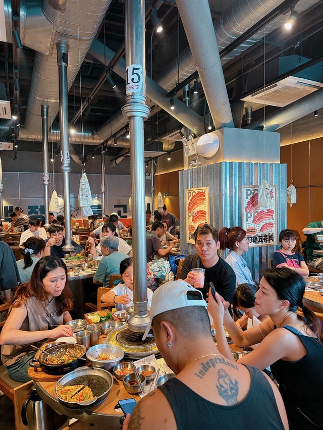 講起深圳烤活鰻魚專門店，最近試咗🌟姜虎東白丁烤肉🌟餐廳裝修走韓風路線🇰🇷搭配埋另一主打烤肉🍖🍗食物夠哂豐富，即刻介紹俾大家👏🏻👏🏻