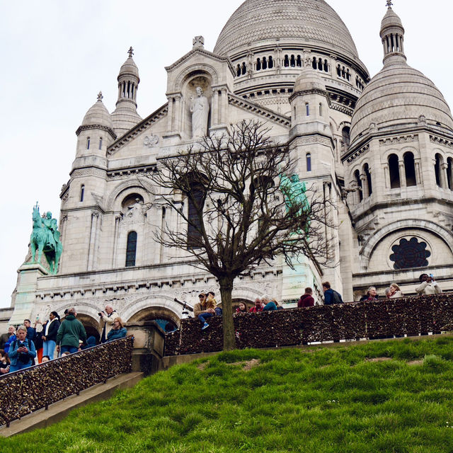 "**Sacré-Cœur: Paris's Majestic Beacon on Montmartre**"