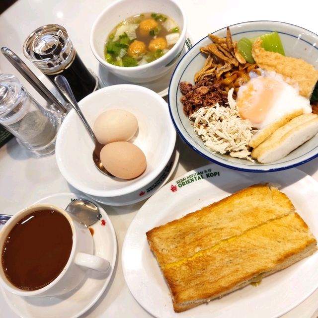 Quintessential Malaysian Breakfast in Oriental Kopi 🥚 ☕ 🍜