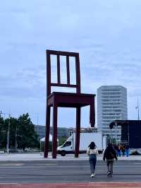 Symbol of Resilience: The Iconic Broken Chair in Geneva 🇨🇭