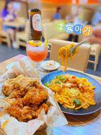 老字嘅韓國炸雞店，都有韓式玫瑰炒年糕