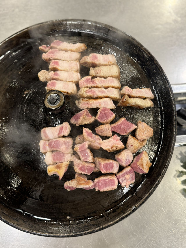 솥뚜껑에 구워져서 더욱 더 맛있는 육즙가득 목구멍