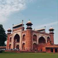 THE TAJ MAHAL: AMAZING ARCHITECTURE AND HISTORY.