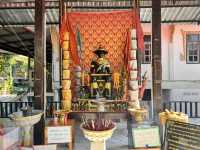 ชมพระพุทธรูปไม้แกะสลักปางไสยาสน์ วัดหนองไก่เถื่อน