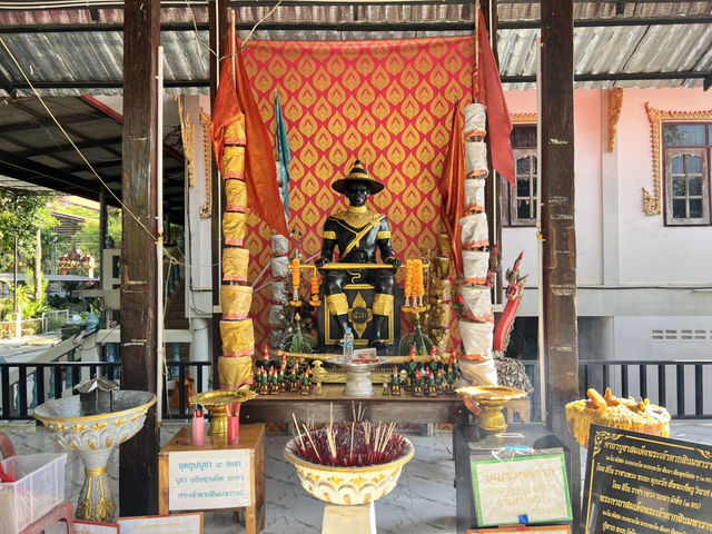 ชมพระพุทธรูปไม้แกะสลักปางไสยาสน์ วัดหนองไก่เถื่อน