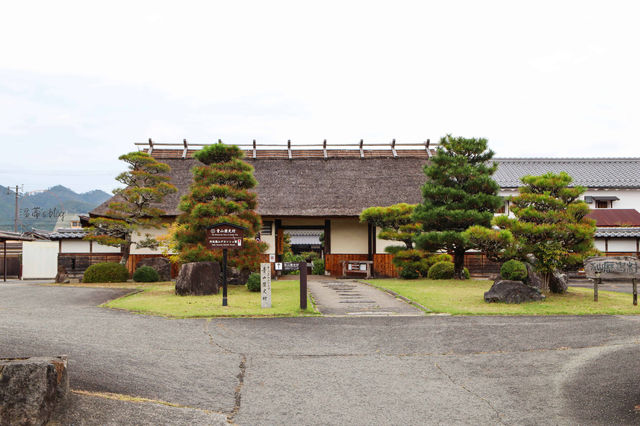 青山歴史村內有石造金櫃，值得一看