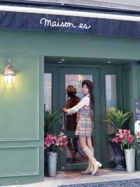 法式浪漫優雅餐廳Maison ES   餐廳外牆猶如法國住宅，忍不住打卡 餐廳內擺放著藝術珍品及古董沙發 佈置優雅，復古又浪漫 在