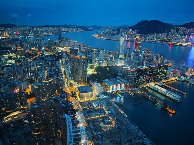 天際100：情人節的浪漫之巔 🌃❤️