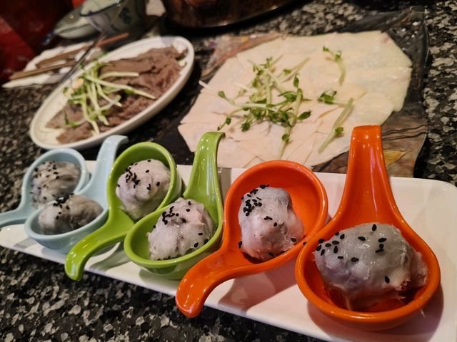 一間非常摩登的火鍋店帶有懷舊而有趣的氣氛