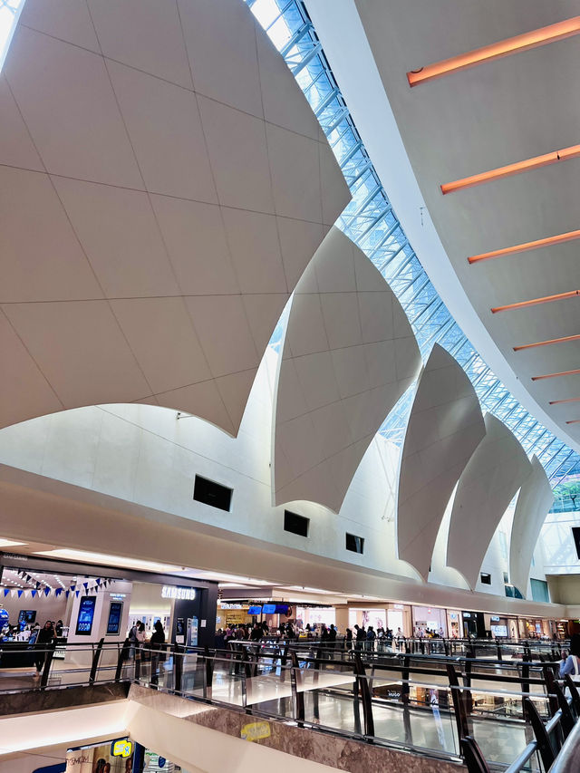 “The Gardens Mall: A Modern Harmony of Glass, Wood, and Elegance”
