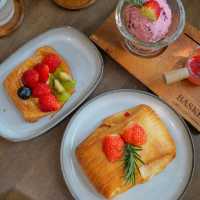 BASKET - coffee and croissant 🥐 