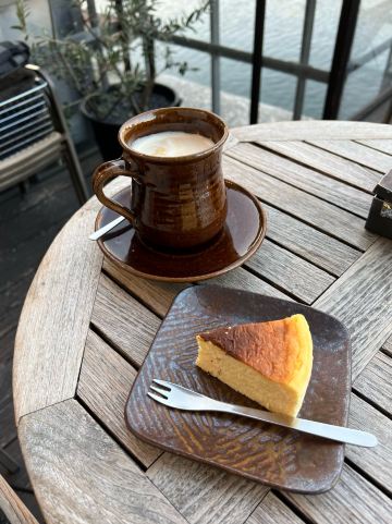 川沿いのテラス席が人気のカフェ | Trip.com 大阪