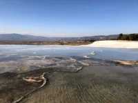 棉堡 Pamukkale，如雪白棉花般的石灰華階地貌