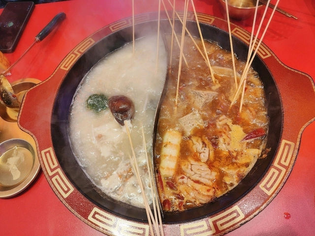 正宗成都串串鍋吃法新奇:裝潢色彩鮮豔霓虹燈風^_^ 正宗成都串串鍋吃法新奇:裝潢色彩鮮豔霓虹燈風^_^