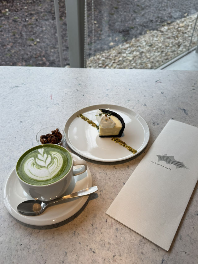美術館のような外観が話題のカフェ