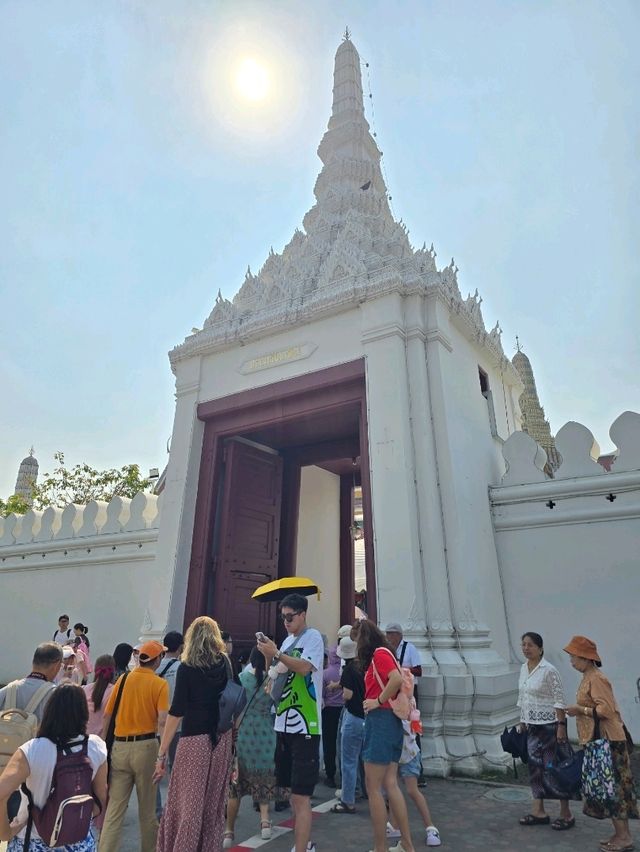 พาเยี่ยมชมพระบรมมหาราชวังและวัดพระศรีรัตนศาสดาราม