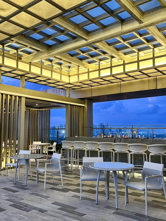 Relaxing at Okura Manila’s Pool Bar🍹