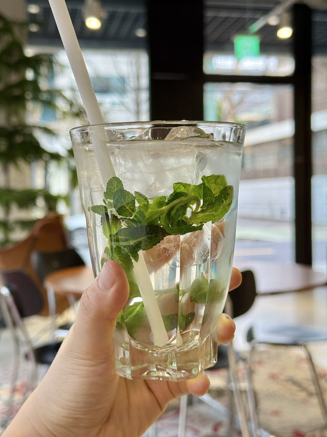 홍대 숨겨진 감각적이고 한적한 카페☕️
