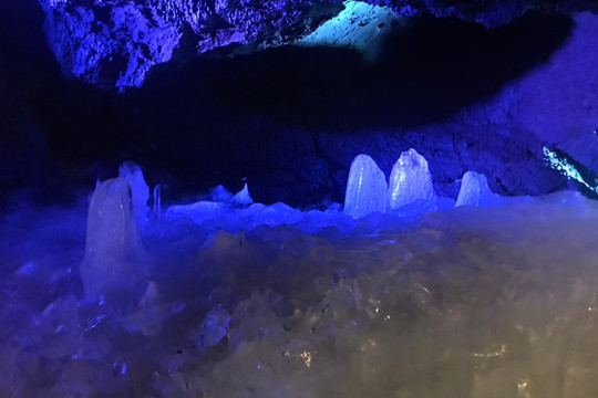 富士山の神秘を体感！鳴沢氷穴＆西湖で自然の涼と絶景を満喫しよう