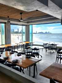 🇦🇺 Stunning beachfront dining area in Gold Coast, Australia