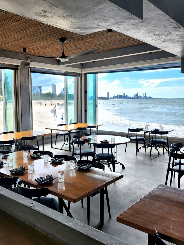 🇦🇺 Stunning beachfront dining area in Gold Coast, Australia