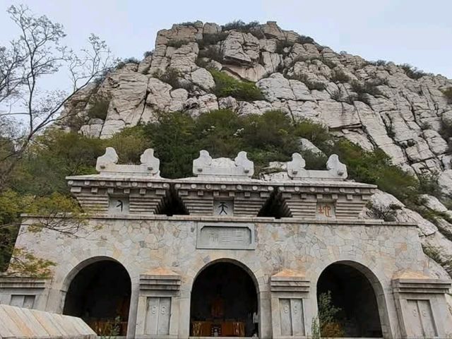 登嵩山-少室山，走過少林寺，穿過壯觀的書冊崖到三皇寨