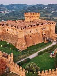 The village of Gradara in Italy 🥰🇮🇹 