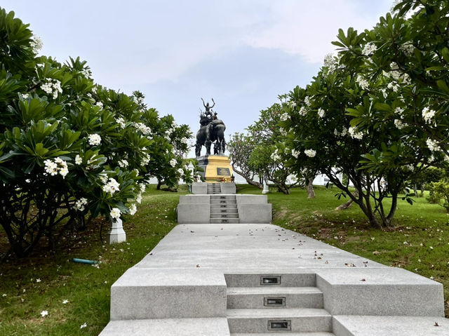 พระราชานุสาวรีย์ สมเด็จพระศรีสุริโยทัย