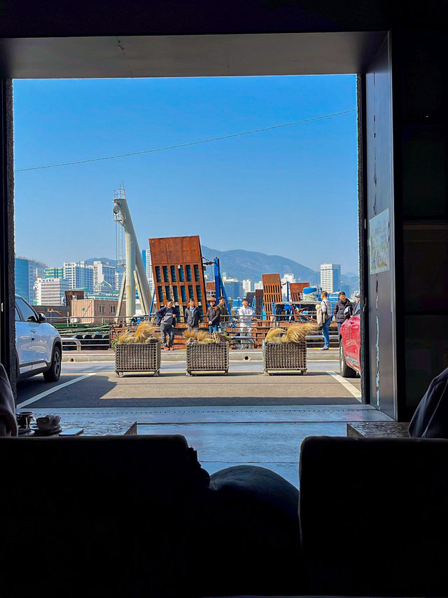 영도 항구를 한 눈에 담는 카페