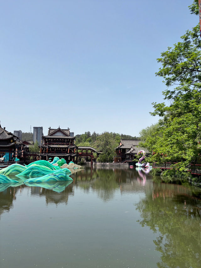 แต่งชุดฮั่นฝูเดินเล่นในเมืองโบราณ